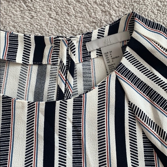 H&M Short-Sleeve Blouse - Picture 2 of 3